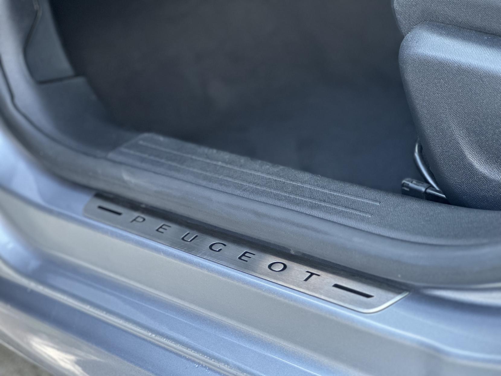 Peugeot 208 1.2 PureTech Allure Premium + Hatchback 5dr Petrol Manual Euro 6 (s/s) (100 ps)