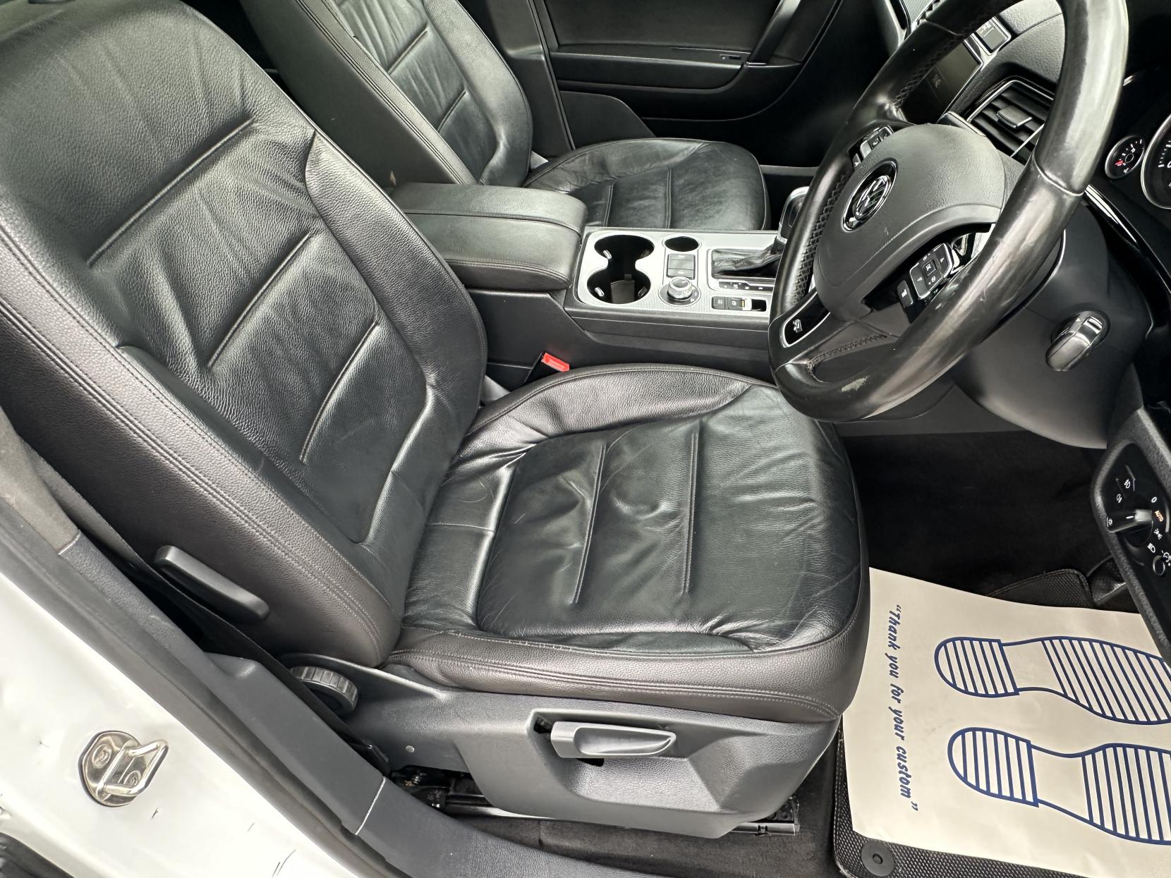 Volkswagen Touareg 3.0 TDI V6 BlueMotion Tech R-Line SUV 5dr Diesel Tiptronic 4WD Euro 6 (s/s) (262 ps)