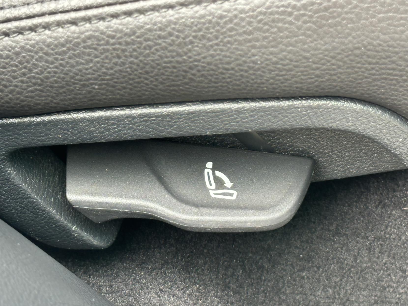 Volkswagen Touareg 3.0 TDI V6 BlueMotion Tech R-Line SUV 5dr Diesel Tiptronic 4WD Euro 6 (s/s) (262 ps)