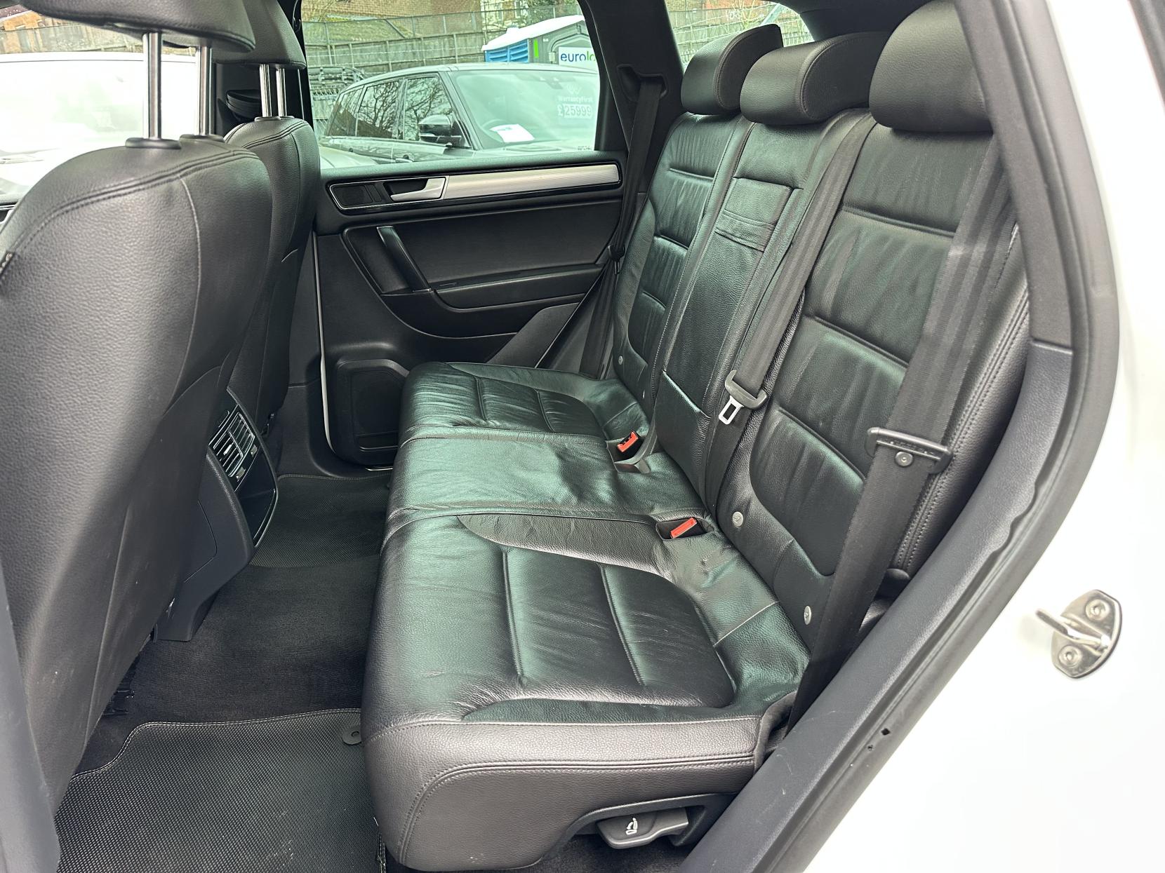 Volkswagen Touareg 3.0 TDI V6 BlueMotion Tech R-Line SUV 5dr Diesel Tiptronic 4WD Euro 6 (s/s) (262 ps)