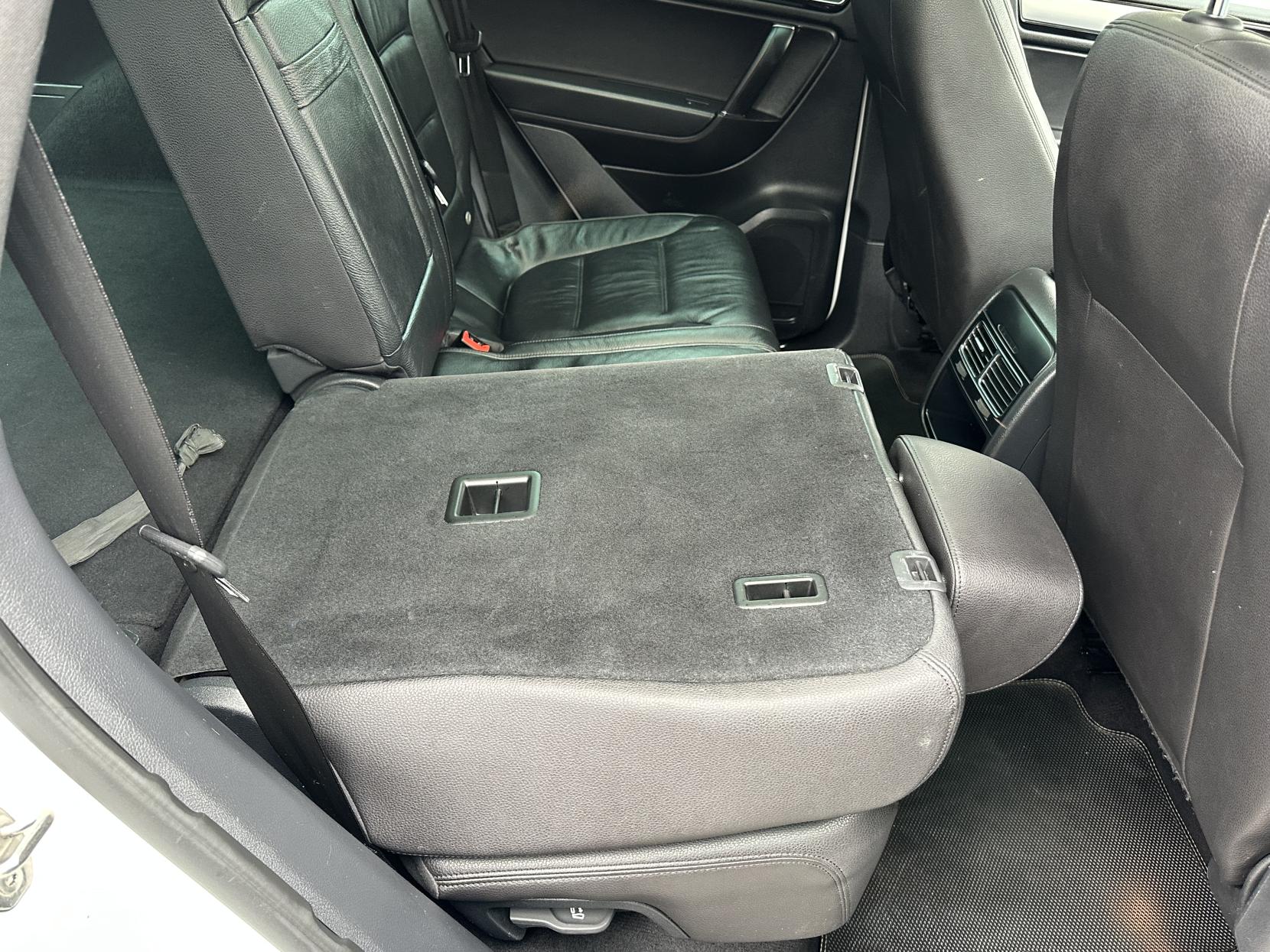 Volkswagen Touareg 3.0 TDI V6 BlueMotion Tech R-Line SUV 5dr Diesel Tiptronic 4WD Euro 6 (s/s) (262 ps)