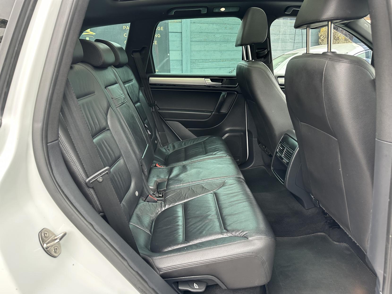 Volkswagen Touareg 3.0 TDI V6 BlueMotion Tech R-Line SUV 5dr Diesel Tiptronic 4WD Euro 6 (s/s) (262 ps)