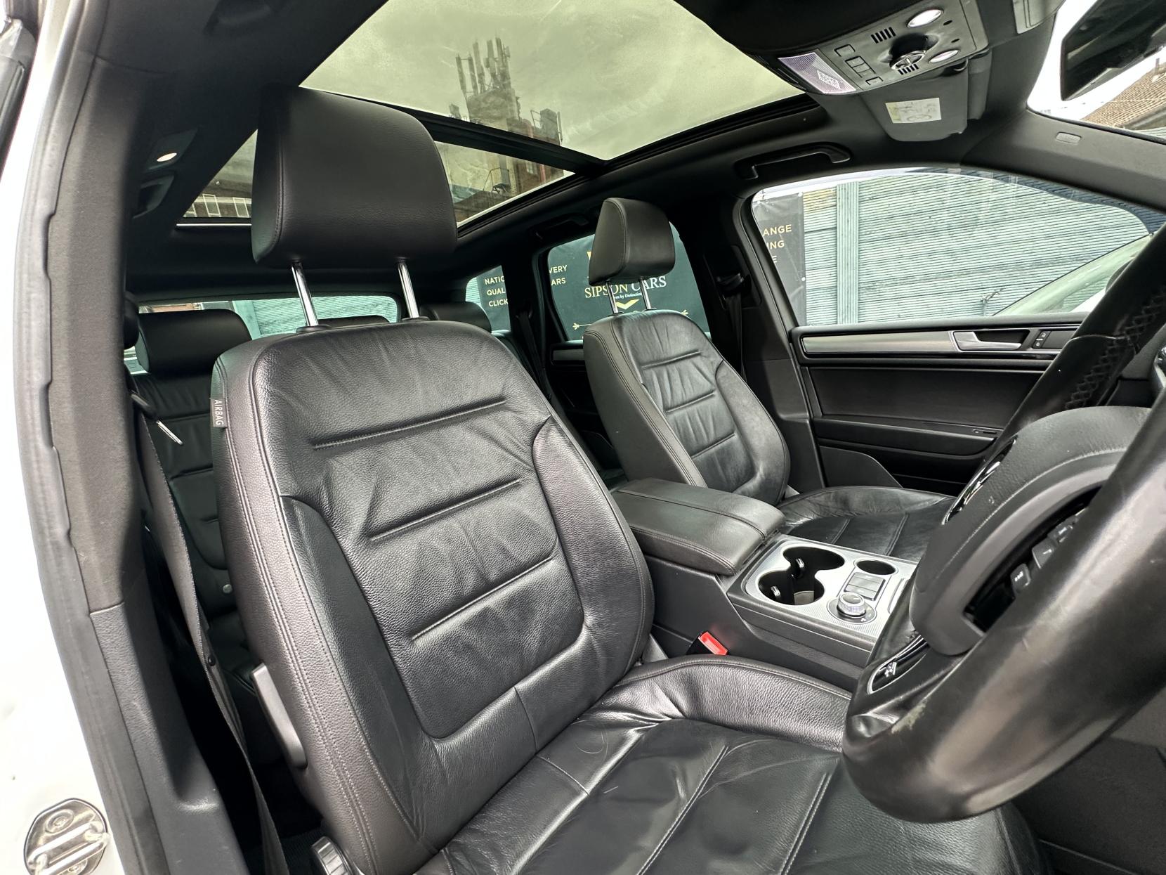 Volkswagen Touareg 3.0 TDI V6 BlueMotion Tech R-Line SUV 5dr Diesel Tiptronic 4WD Euro 6 (s/s) (262 ps)