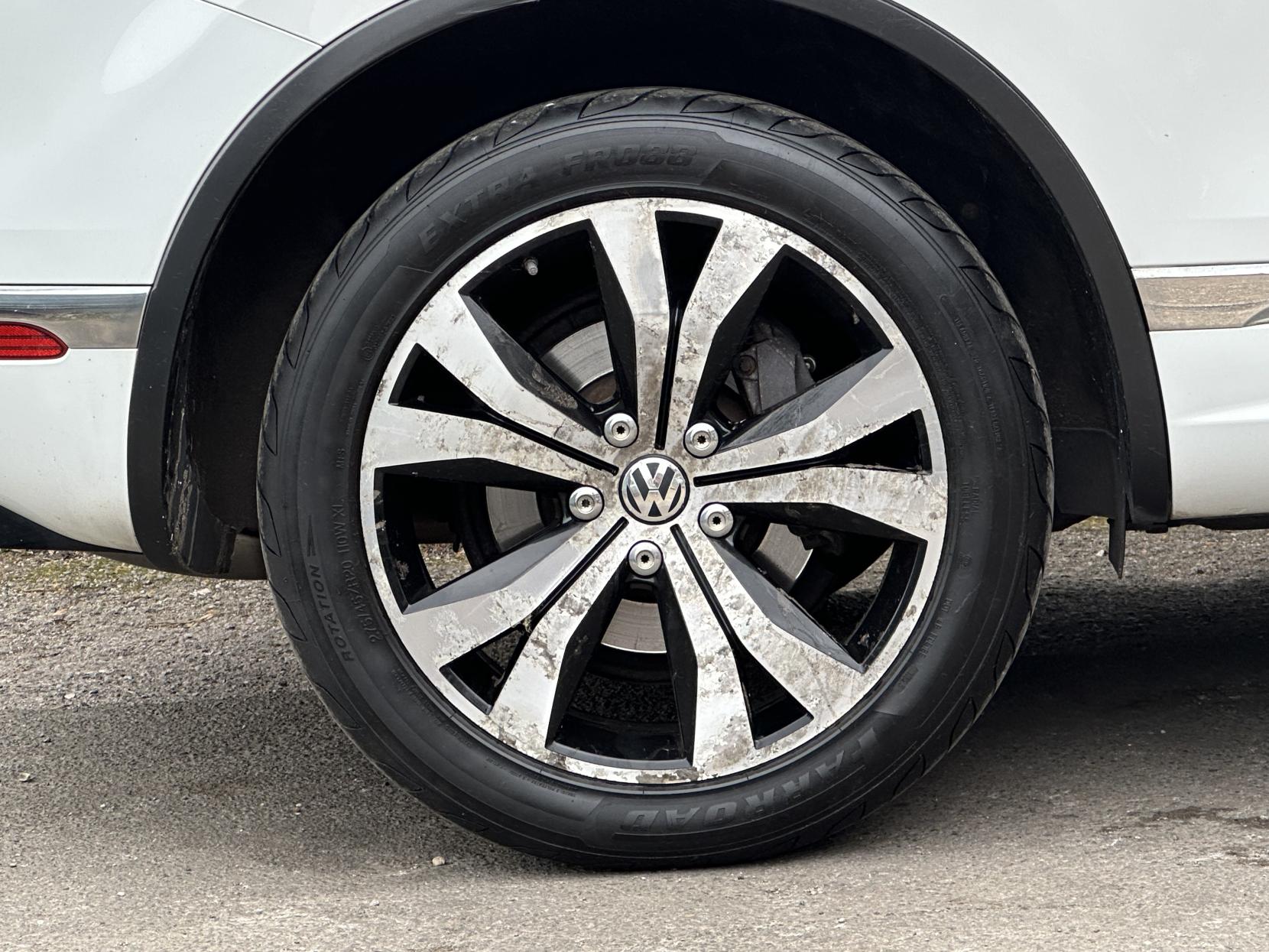 Volkswagen Touareg 3.0 TDI V6 BlueMotion Tech R-Line SUV 5dr Diesel Tiptronic 4WD Euro 6 (s/s) (262 ps)