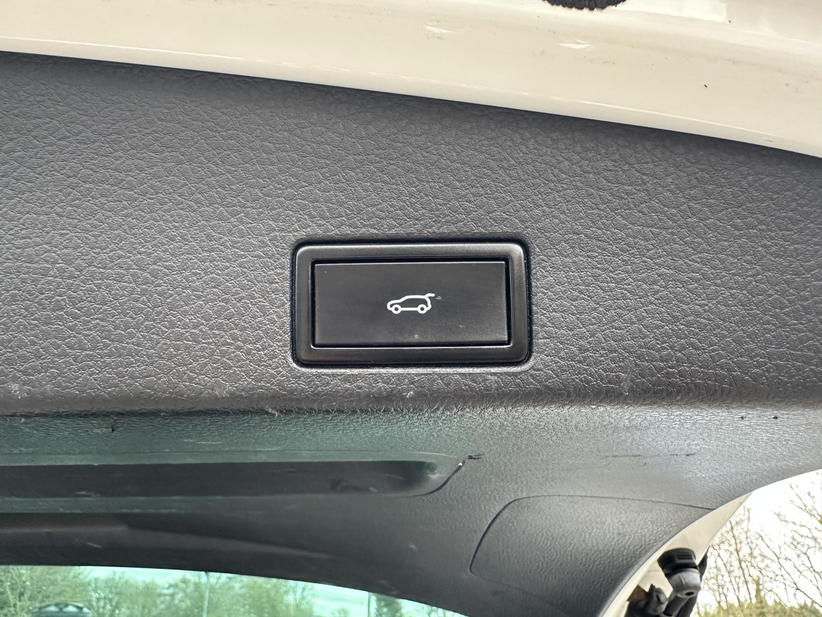 Volkswagen Touareg 3.0 TDI V6 BlueMotion Tech R-Line SUV 5dr Diesel Tiptronic 4WD Euro 6 (s/s) (262 ps)