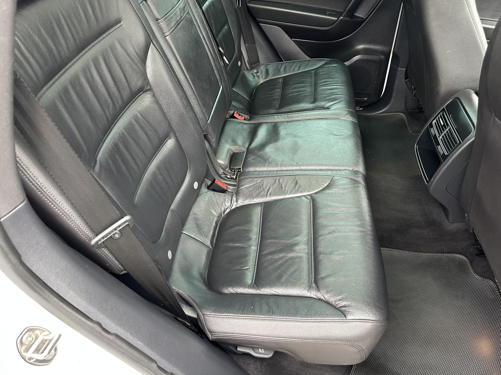 Volkswagen Touareg 3.0 TDI V6 BlueMotion Tech R-Line SUV 5dr Diesel Tiptronic 4WD Euro 6 (s/s) (262 ps)