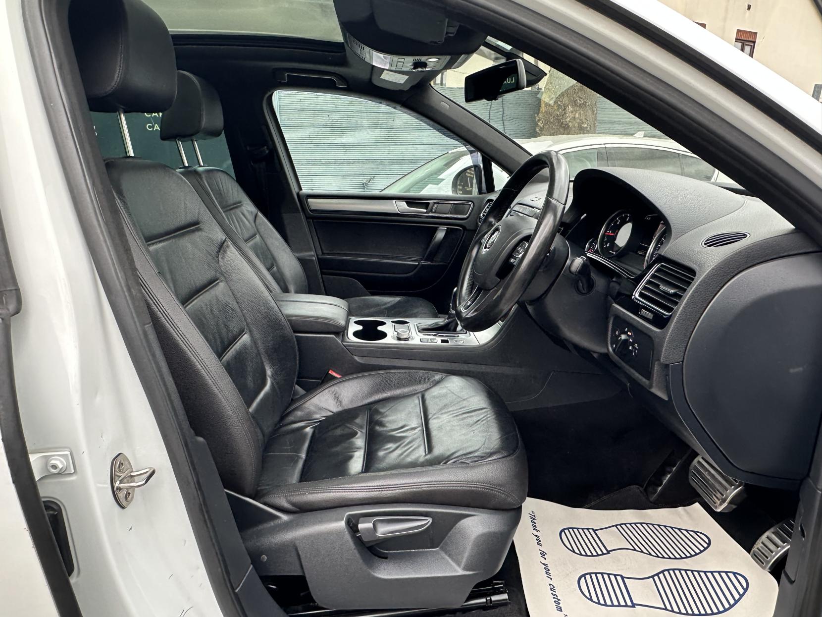 Volkswagen Touareg 3.0 TDI V6 BlueMotion Tech R-Line SUV 5dr Diesel Tiptronic 4WD Euro 6 (s/s) (262 ps)