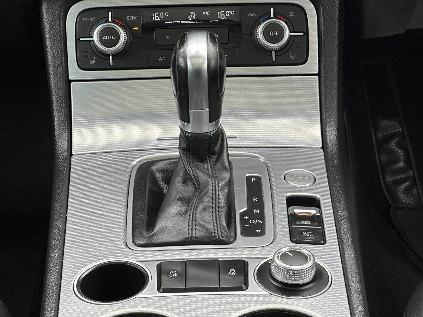 Volkswagen Touareg 3.0 TDI V6 BlueMotion Tech R-Line SUV 5dr Diesel Tiptronic 4WD Euro 6 (s/s) (262 ps)