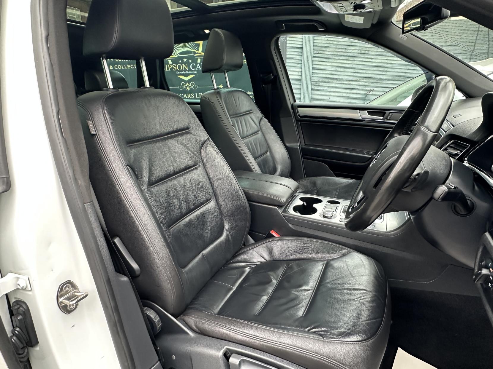 Volkswagen Touareg 3.0 TDI V6 BlueMotion Tech R-Line SUV 5dr Diesel Tiptronic 4WD Euro 6 (s/s) (262 ps)