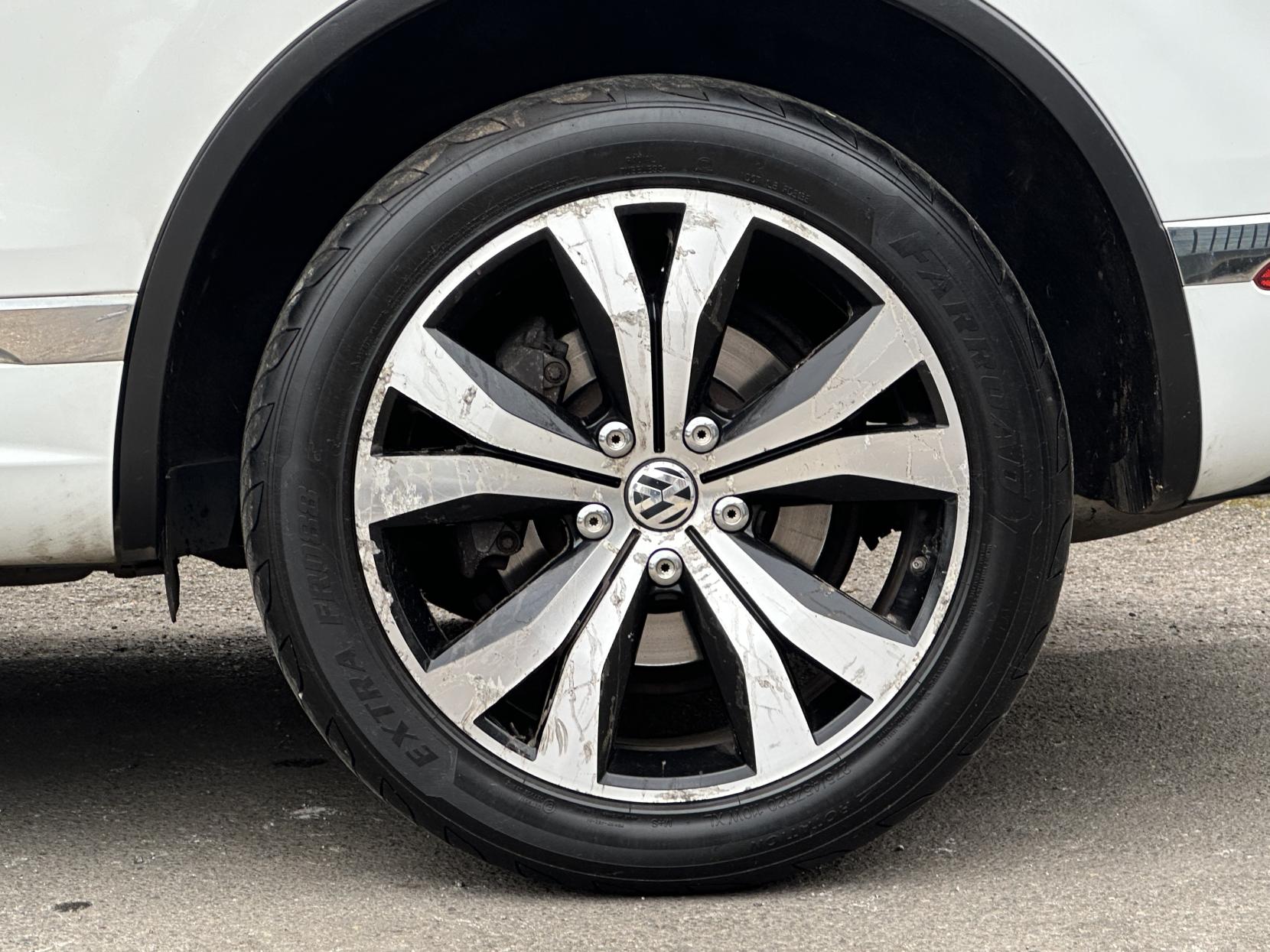 Volkswagen Touareg 3.0 TDI V6 BlueMotion Tech R-Line SUV 5dr Diesel Tiptronic 4WD Euro 6 (s/s) (262 ps)