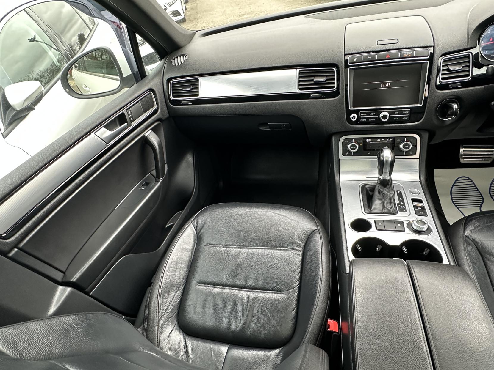 Volkswagen Touareg 3.0 TDI V6 BlueMotion Tech R-Line SUV 5dr Diesel Tiptronic 4WD Euro 6 (s/s) (262 ps)