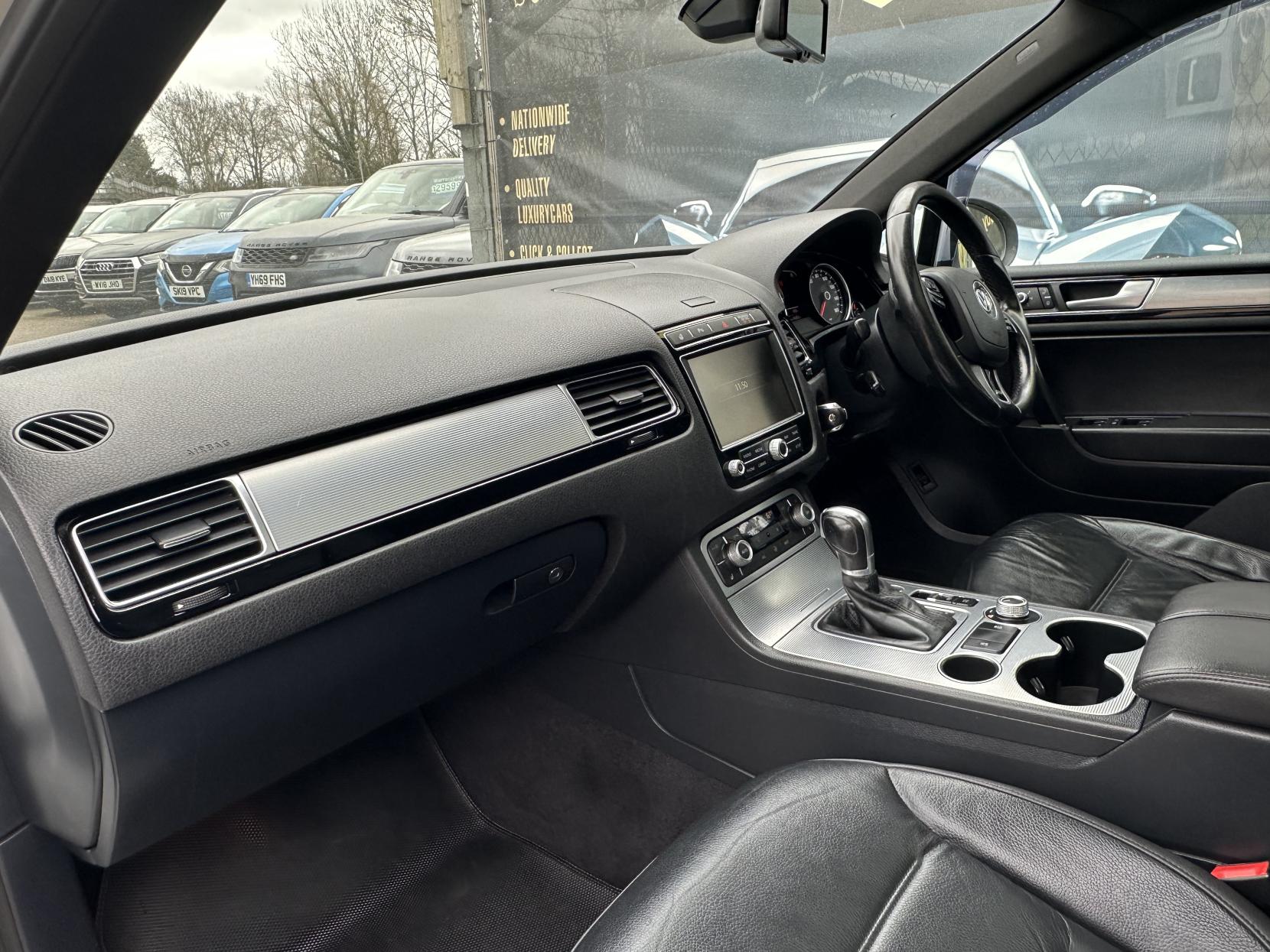 Volkswagen Touareg 3.0 TDI V6 BlueMotion Tech R-Line SUV 5dr Diesel Tiptronic 4WD Euro 6 (s/s) (262 ps)