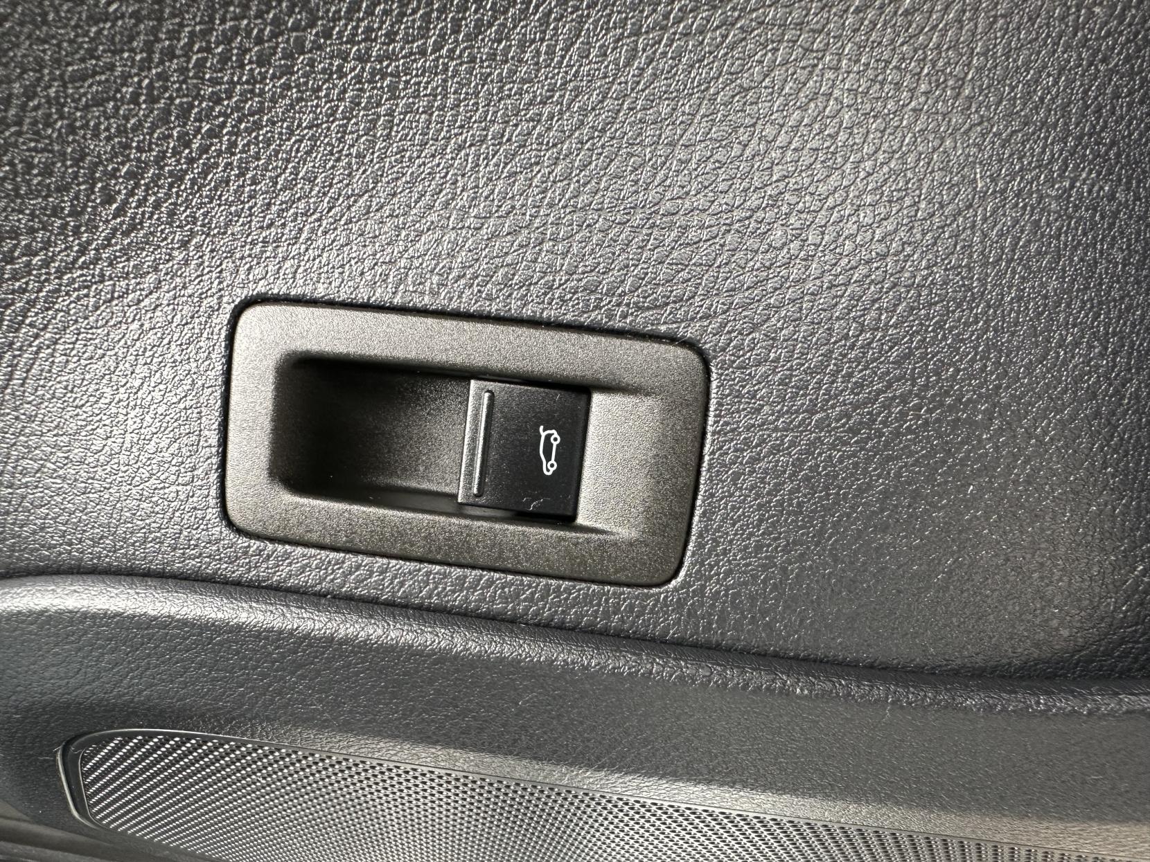 Volkswagen Touareg 3.0 TDI V6 BlueMotion Tech R-Line SUV 5dr Diesel Tiptronic 4WD Euro 6 (s/s) (262 ps)