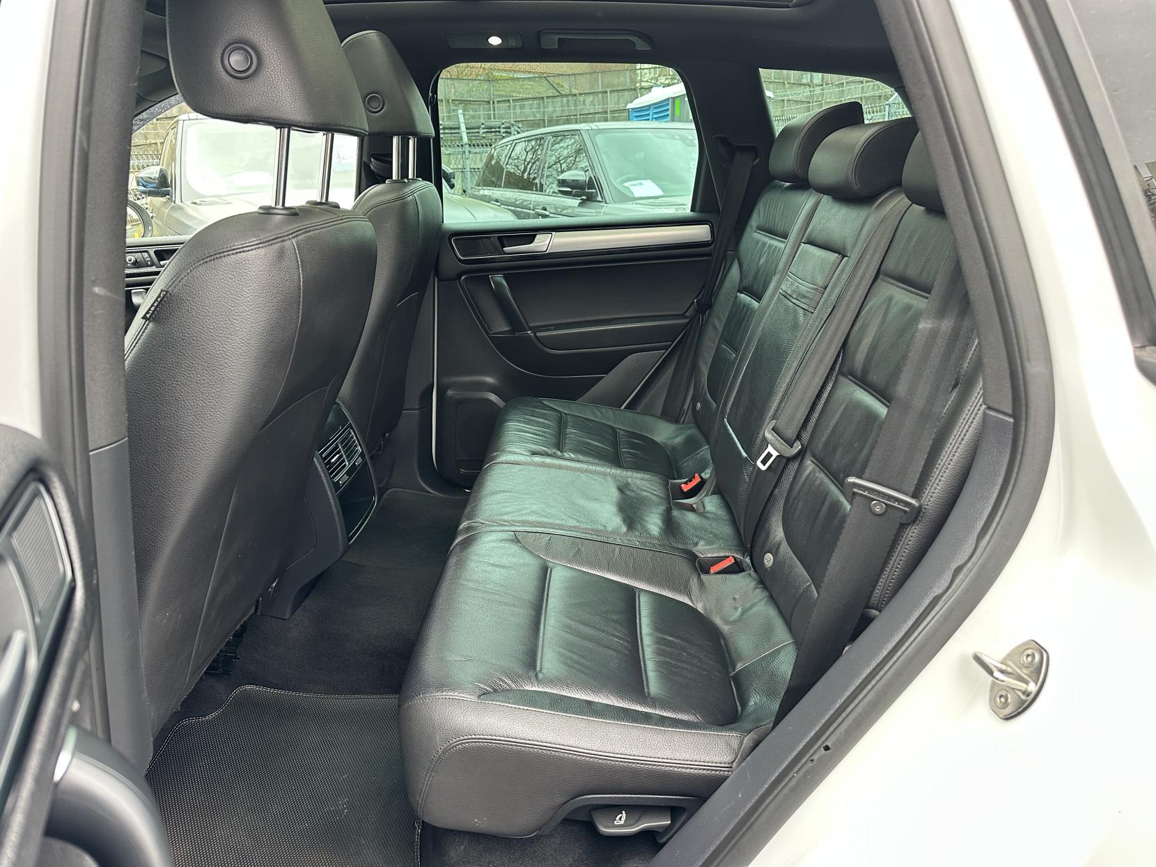 Volkswagen Touareg 3.0 TDI V6 BlueMotion Tech R-Line SUV 5dr Diesel Tiptronic 4WD Euro 6 (s/s) (262 ps)