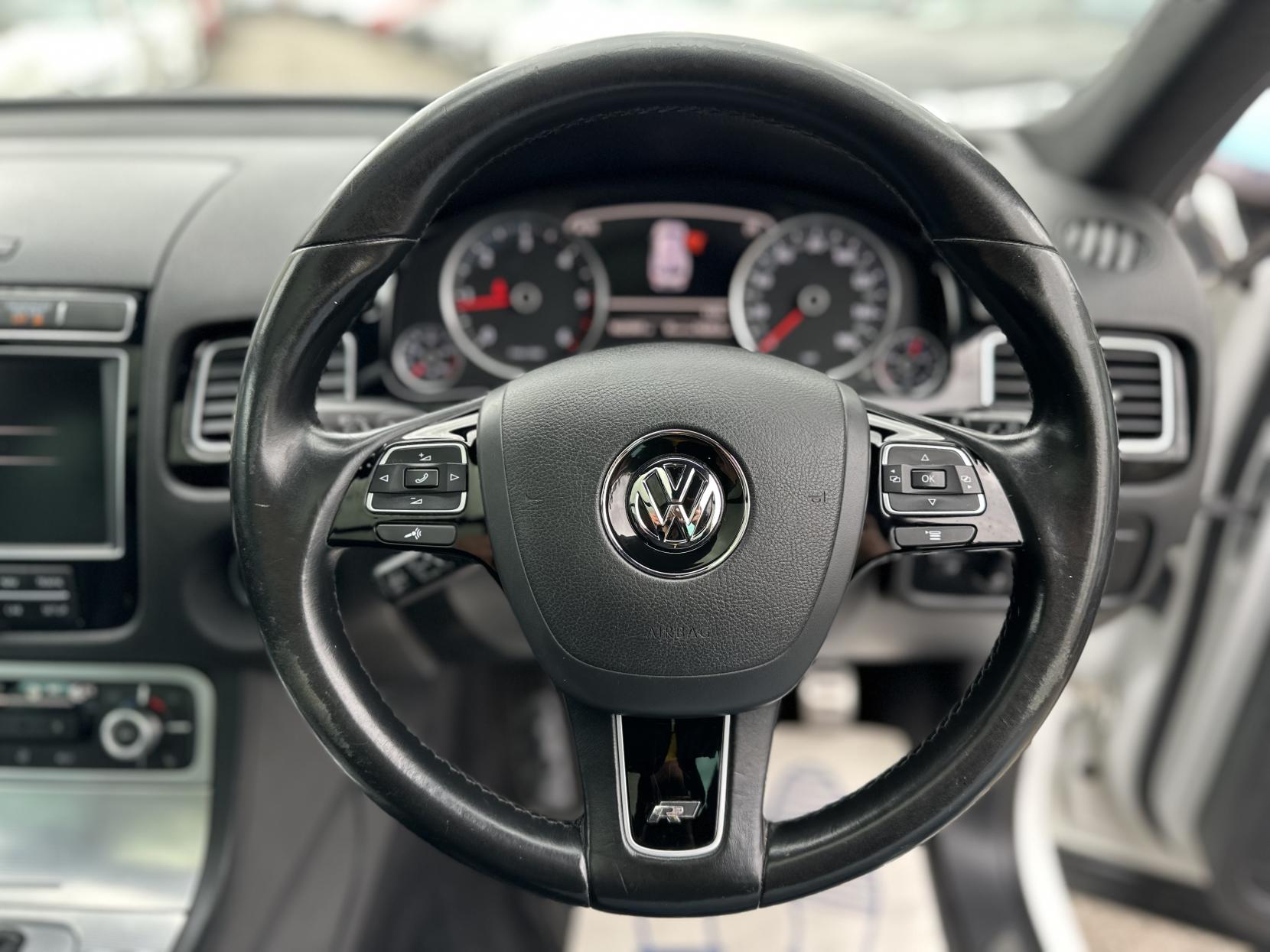 Volkswagen Touareg 3.0 TDI V6 BlueMotion Tech R-Line SUV 5dr Diesel Tiptronic 4WD Euro 6 (s/s) (262 ps)