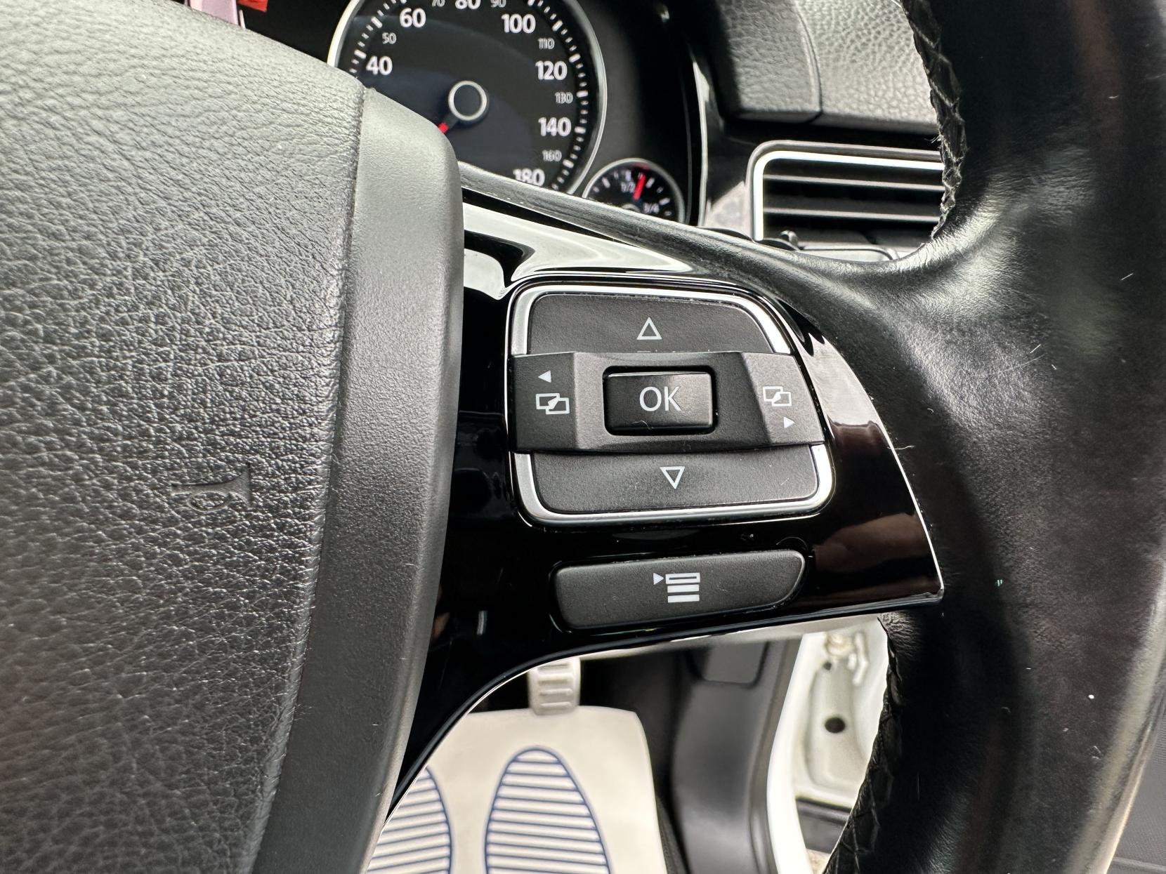 Volkswagen Touareg 3.0 TDI V6 BlueMotion Tech R-Line SUV 5dr Diesel Tiptronic 4WD Euro 6 (s/s) (262 ps)