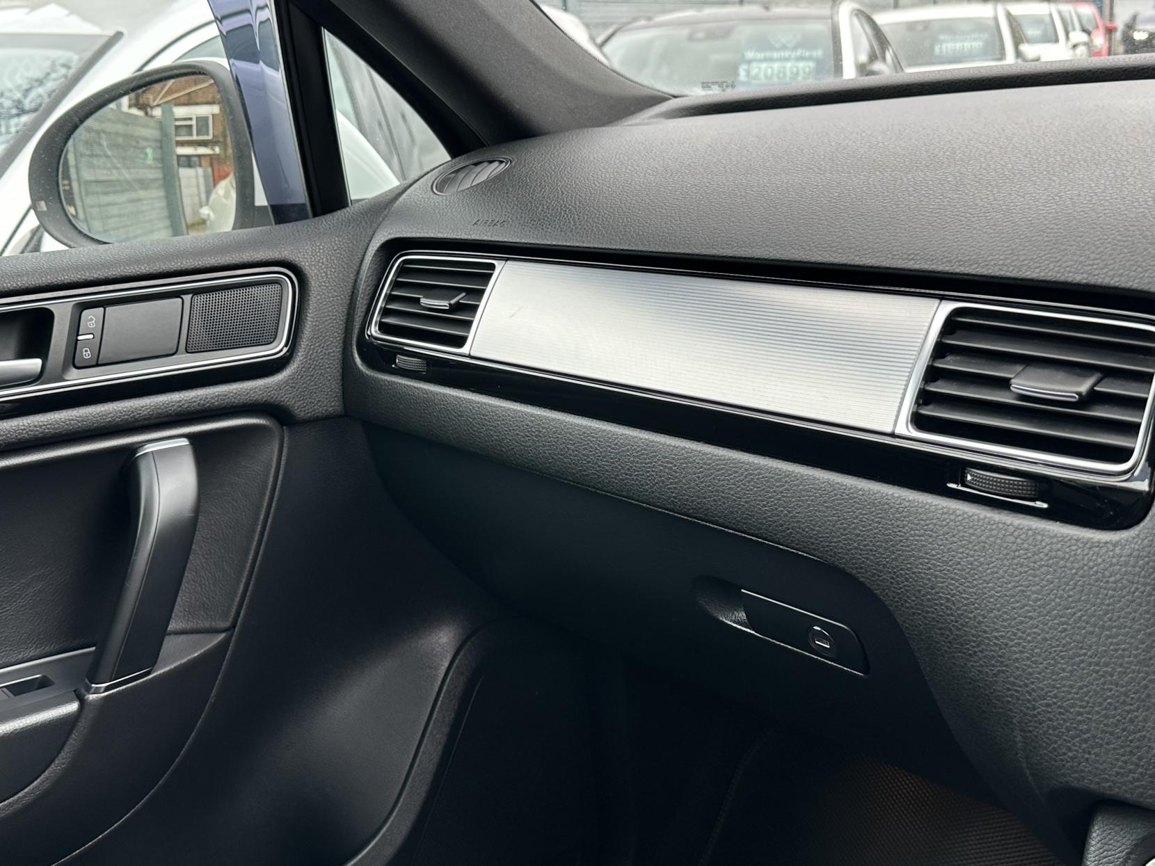 Volkswagen Touareg 3.0 TDI V6 BlueMotion Tech R-Line SUV 5dr Diesel Tiptronic 4WD Euro 6 (s/s) (262 ps)