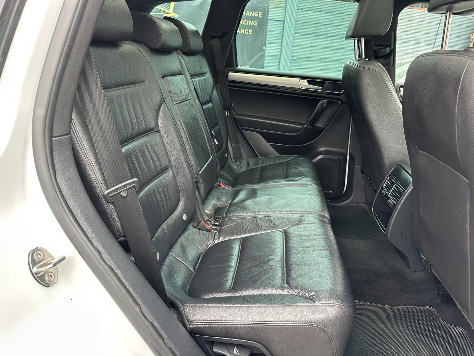 Volkswagen Touareg 3.0 TDI V6 BlueMotion Tech R-Line SUV 5dr Diesel Tiptronic 4WD Euro 6 (s/s) (262 ps)