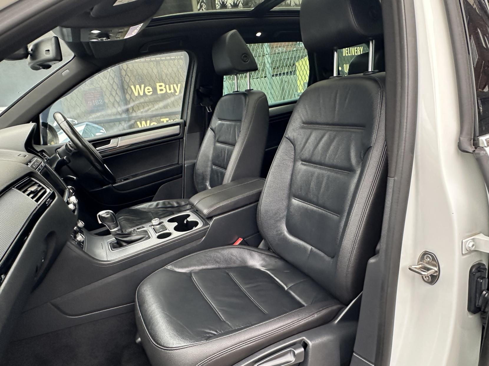 Volkswagen Touareg 3.0 TDI V6 BlueMotion Tech R-Line SUV 5dr Diesel Tiptronic 4WD Euro 6 (s/s) (262 ps)