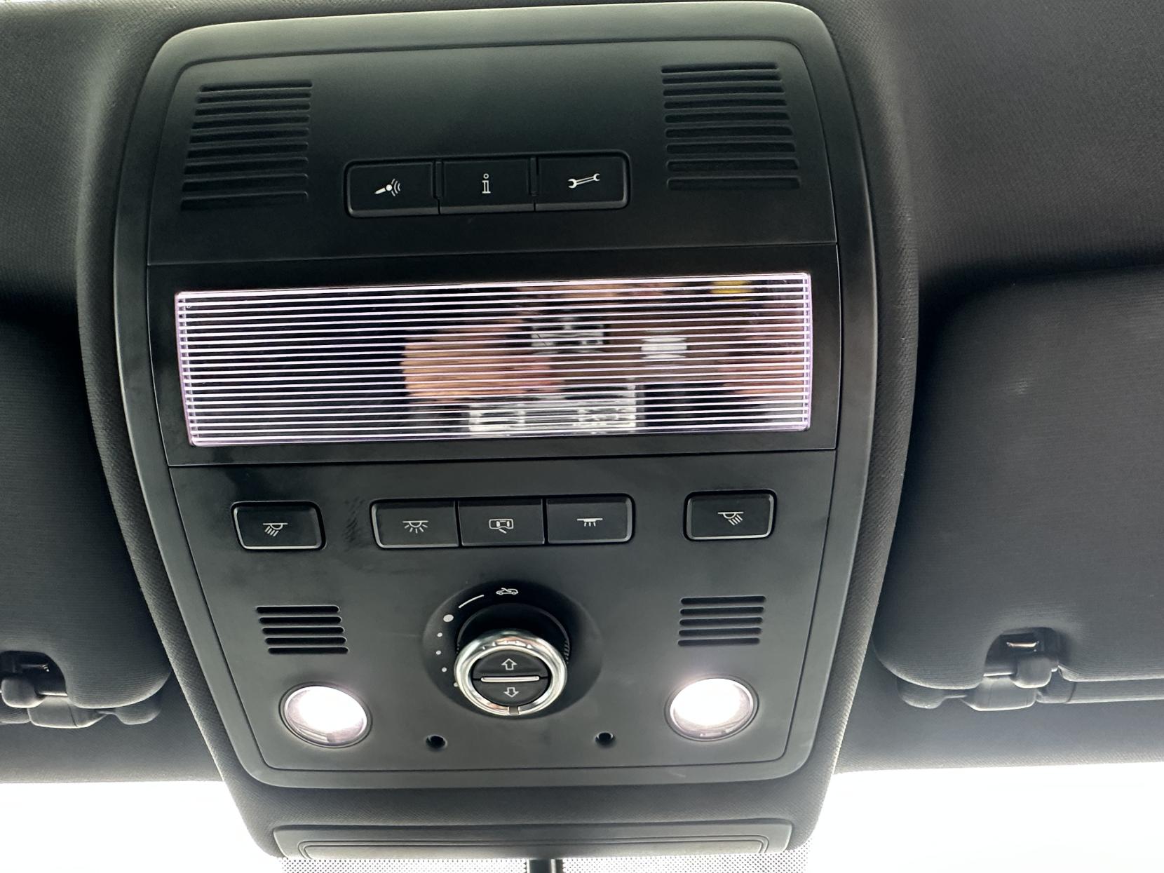 Volkswagen Touareg 3.0 TDI V6 BlueMotion Tech R-Line SUV 5dr Diesel Tiptronic 4WD Euro 6 (s/s) (262 ps)