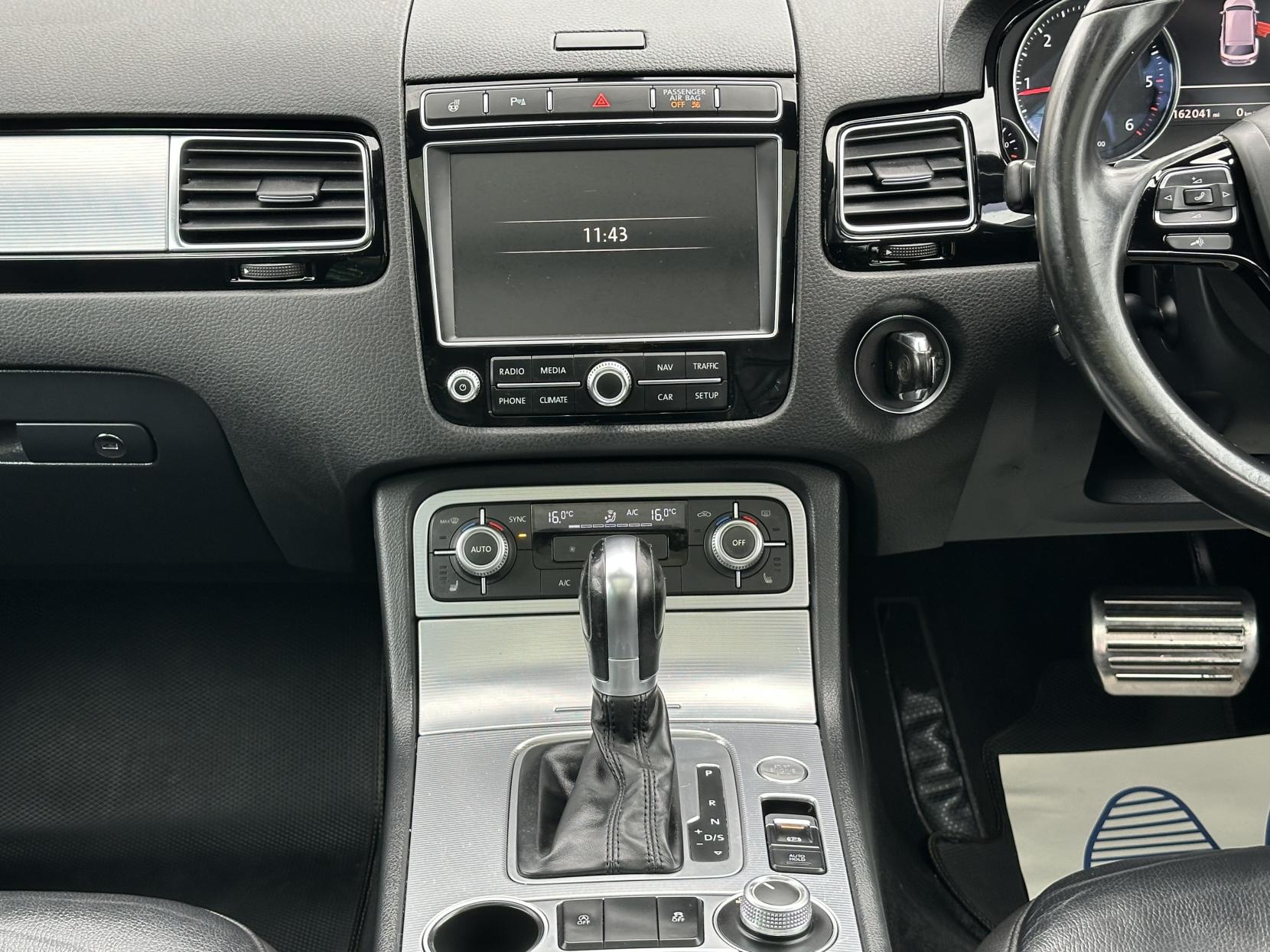 Volkswagen Touareg 3.0 TDI V6 BlueMotion Tech R-Line SUV 5dr Diesel Tiptronic 4WD Euro 6 (s/s) (262 ps)