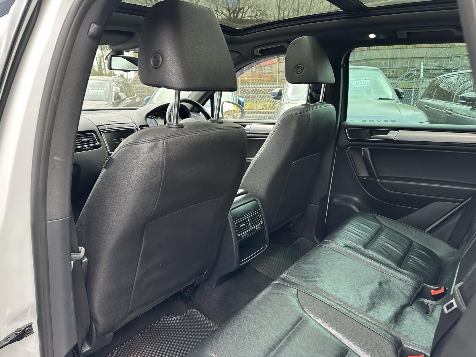 Volkswagen Touareg 3.0 TDI V6 BlueMotion Tech R-Line SUV 5dr Diesel Tiptronic 4WD Euro 6 (s/s) (262 ps)