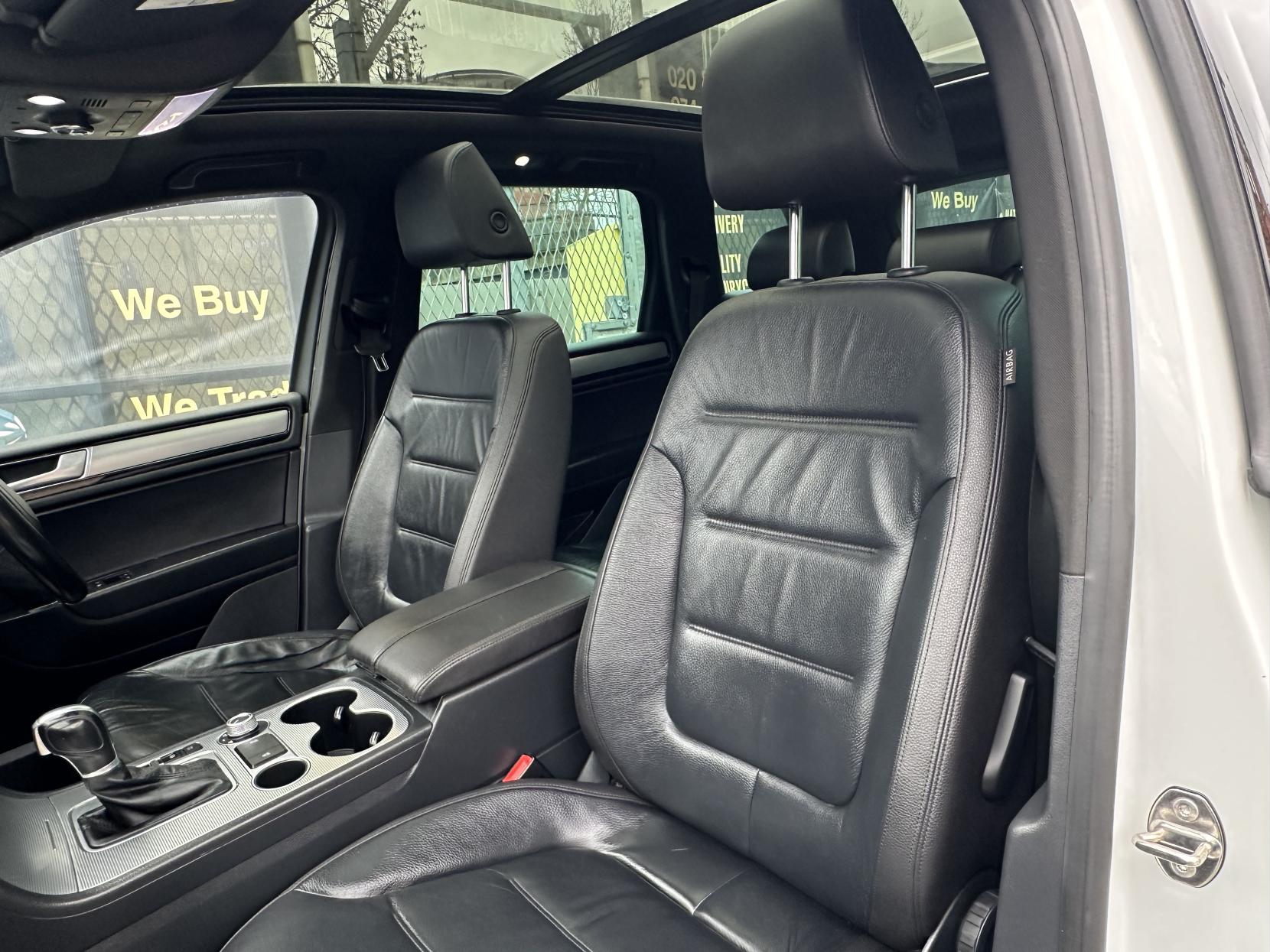 Volkswagen Touareg 3.0 TDI V6 BlueMotion Tech R-Line SUV 5dr Diesel Tiptronic 4WD Euro 6 (s/s) (262 ps)