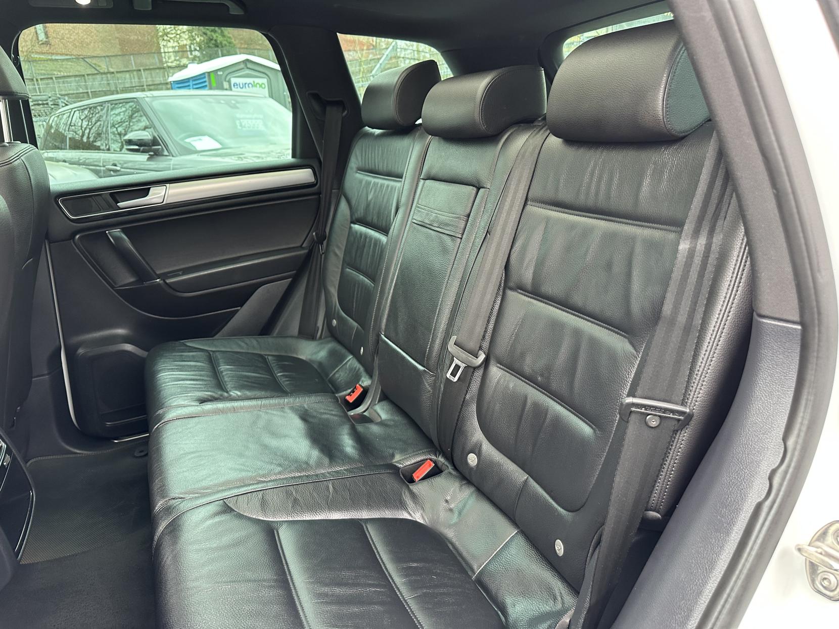 Volkswagen Touareg 3.0 TDI V6 BlueMotion Tech R-Line SUV 5dr Diesel Tiptronic 4WD Euro 6 (s/s) (262 ps)