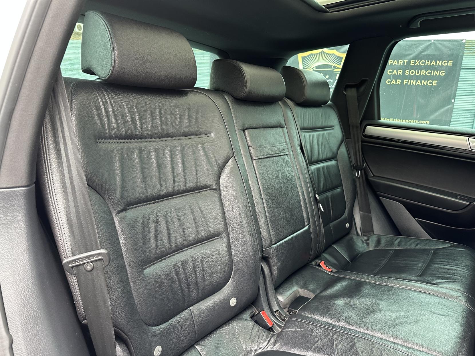 Volkswagen Touareg 3.0 TDI V6 BlueMotion Tech R-Line SUV 5dr Diesel Tiptronic 4WD Euro 6 (s/s) (262 ps)