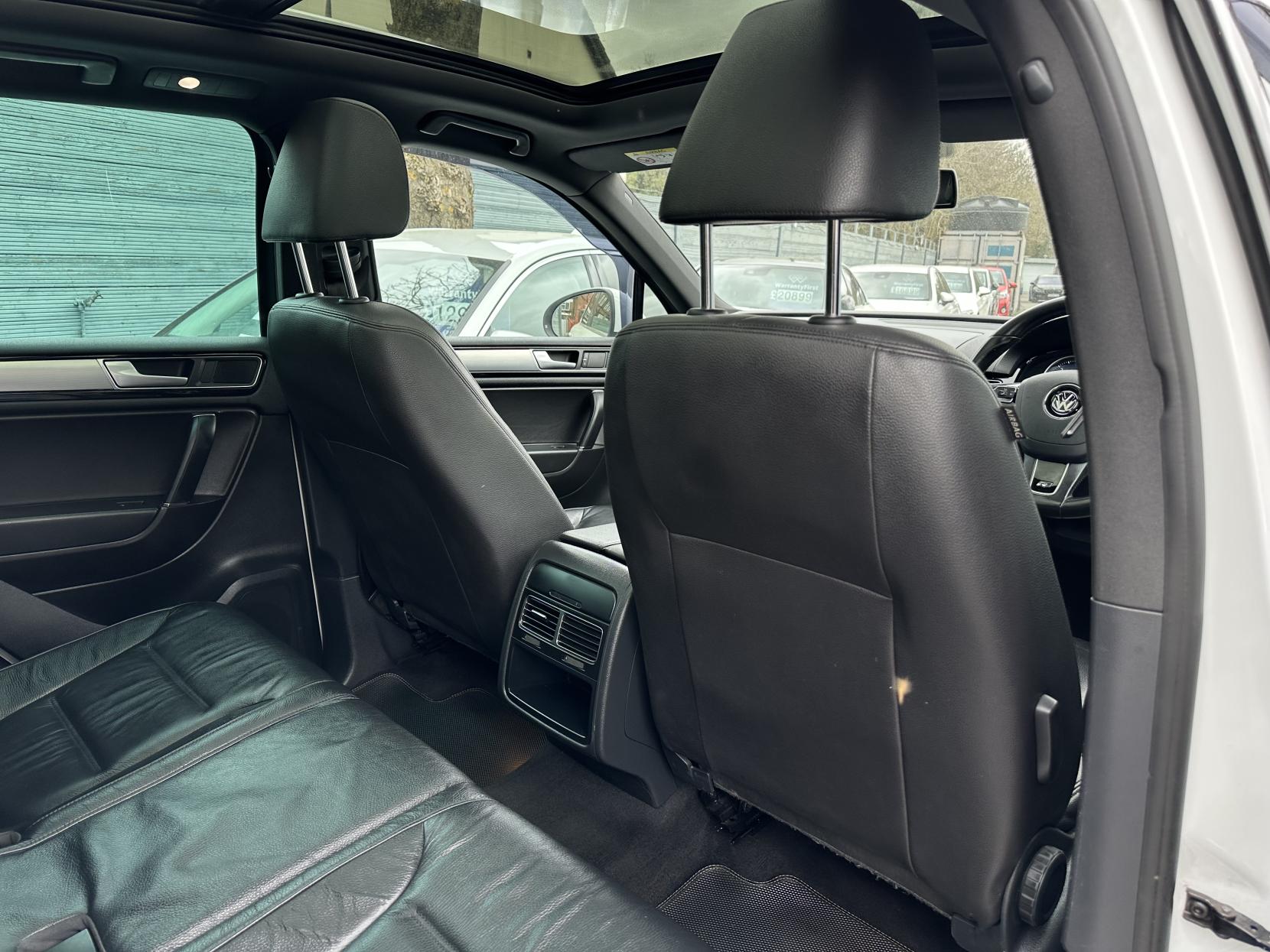 Volkswagen Touareg 3.0 TDI V6 BlueMotion Tech R-Line SUV 5dr Diesel Tiptronic 4WD Euro 6 (s/s) (262 ps)