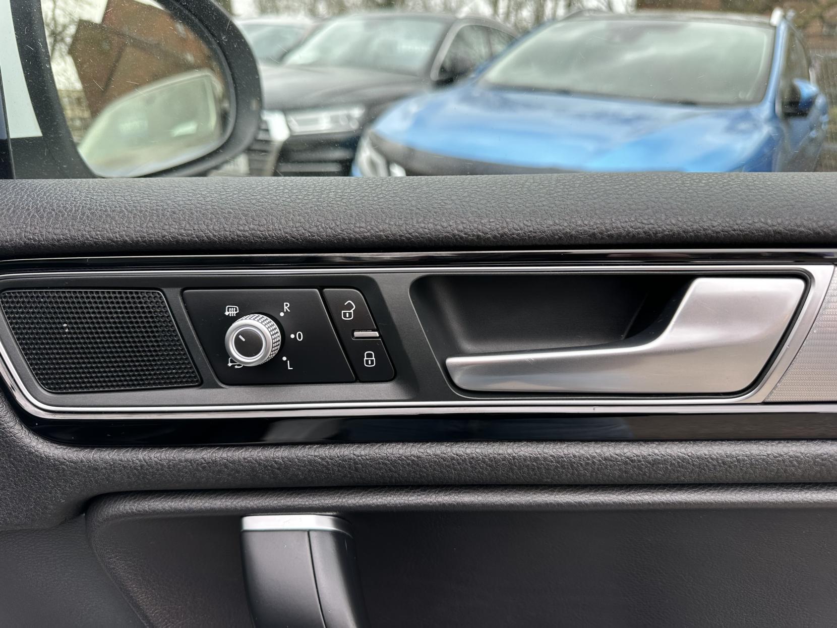 Volkswagen Touareg 3.0 TDI V6 BlueMotion Tech R-Line SUV 5dr Diesel Tiptronic 4WD Euro 6 (s/s) (262 ps)