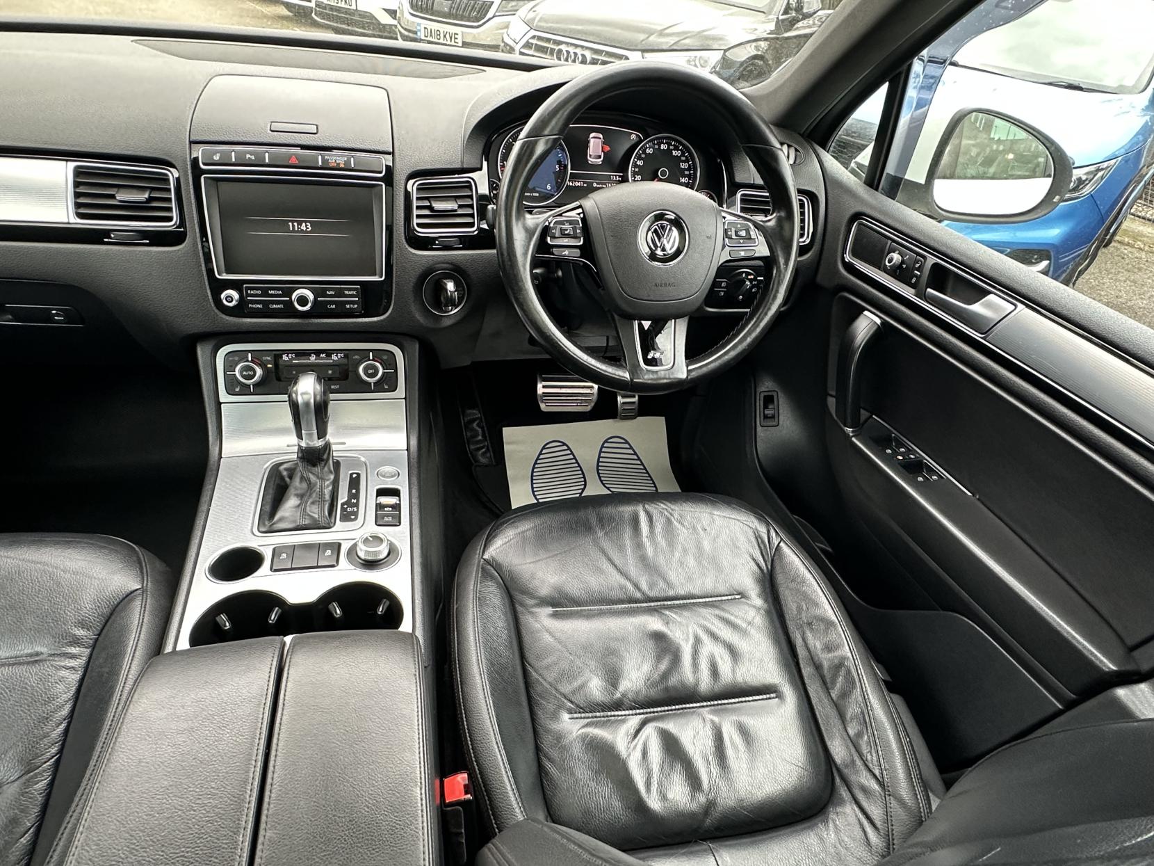 Volkswagen Touareg 3.0 TDI V6 BlueMotion Tech R-Line SUV 5dr Diesel Tiptronic 4WD Euro 6 (s/s) (262 ps)