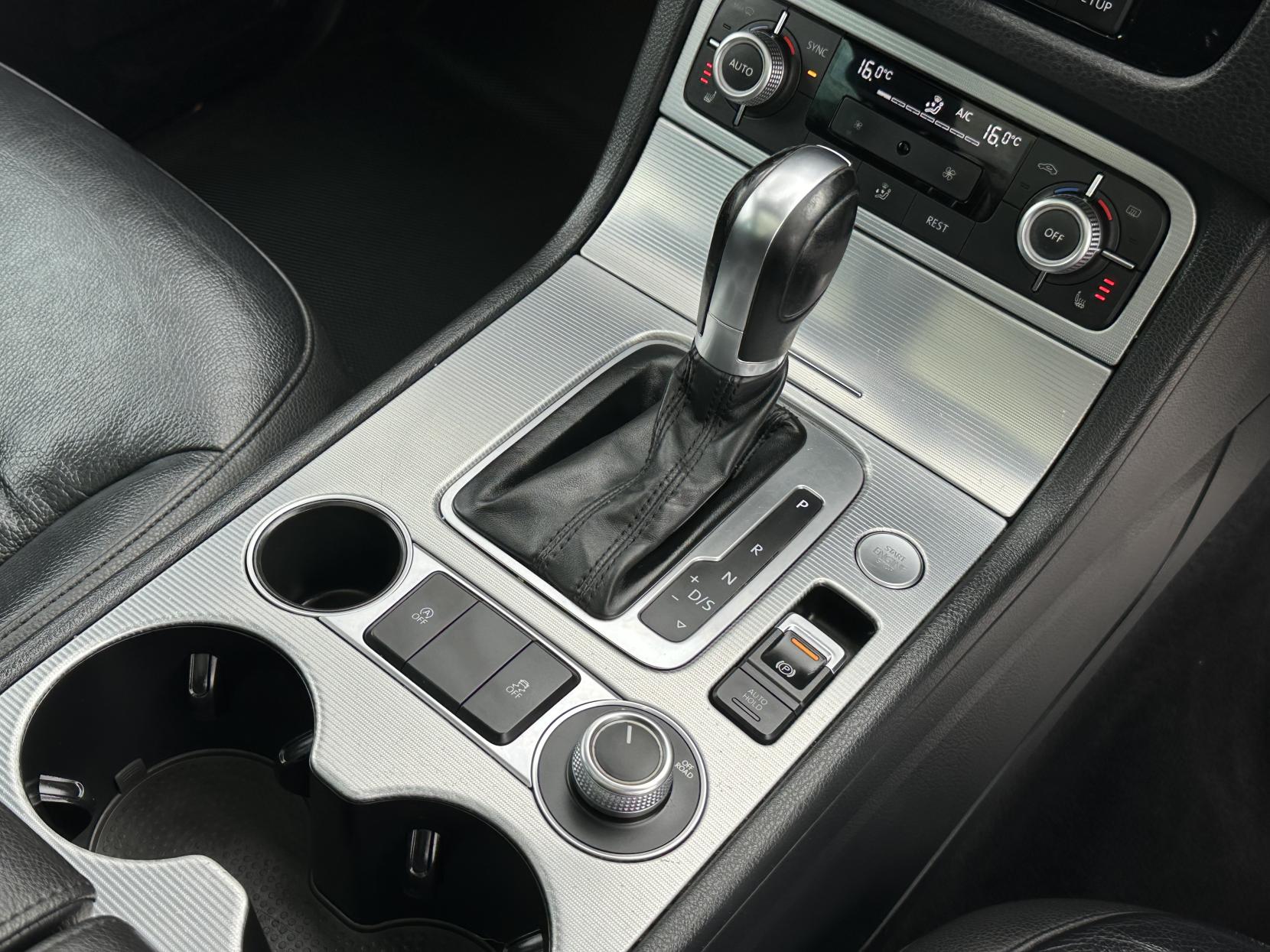 Volkswagen Touareg 3.0 TDI V6 BlueMotion Tech R-Line SUV 5dr Diesel Tiptronic 4WD Euro 6 (s/s) (262 ps)